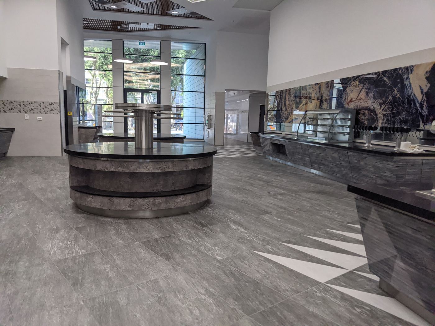 אזור הכניסה ועמדות הגשה